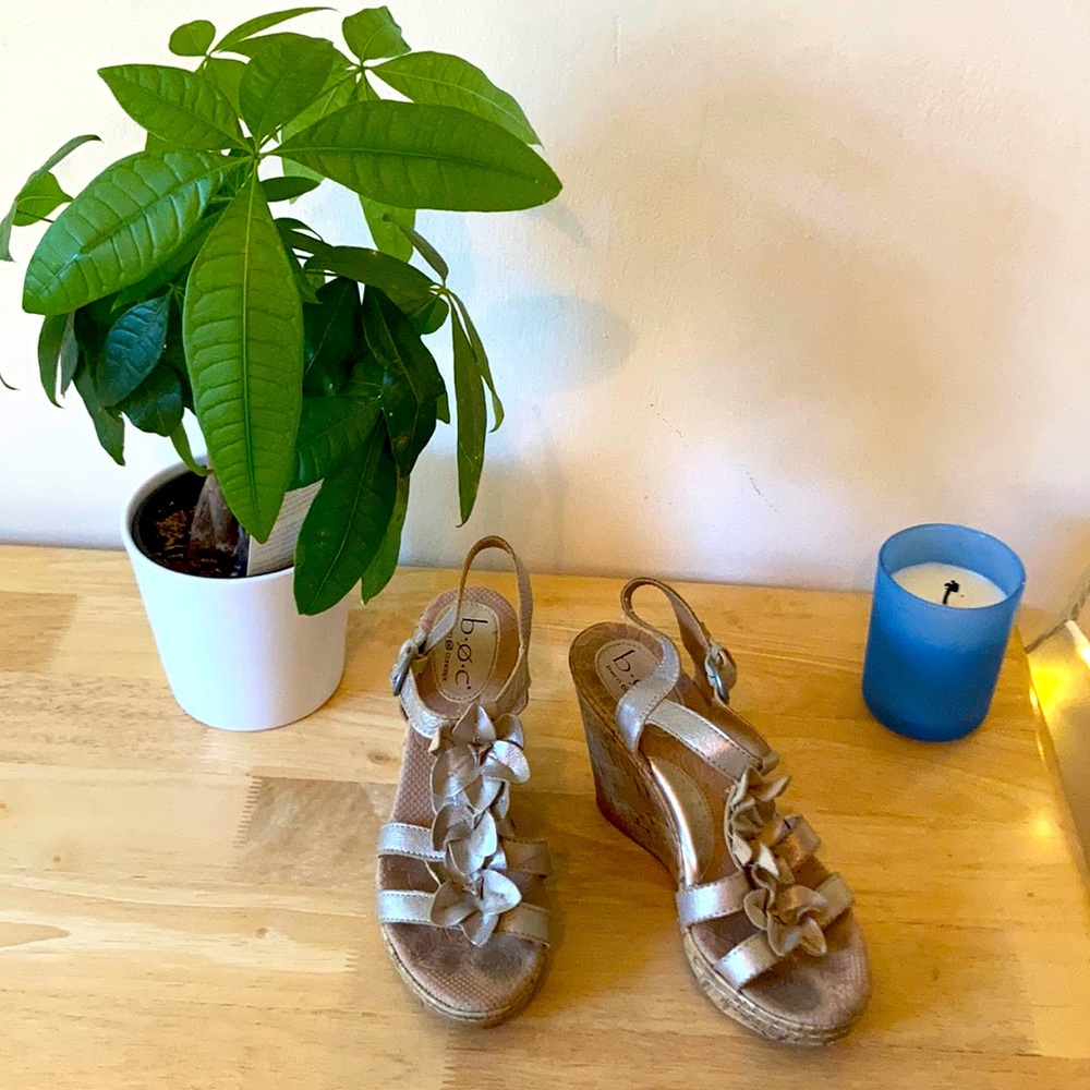 Gold wedge sandals with flower details